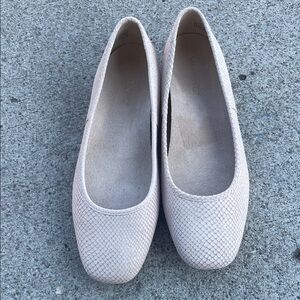 Vionic Cream Textured Flats
